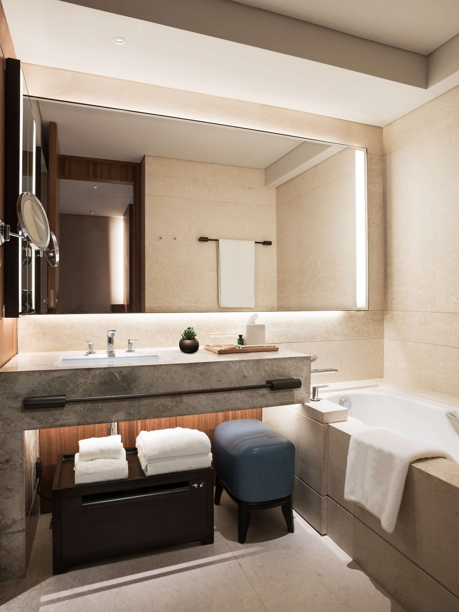 Executive, Suite, King Bed, Sea View, Kerry Hotel Hong Kong 4/4