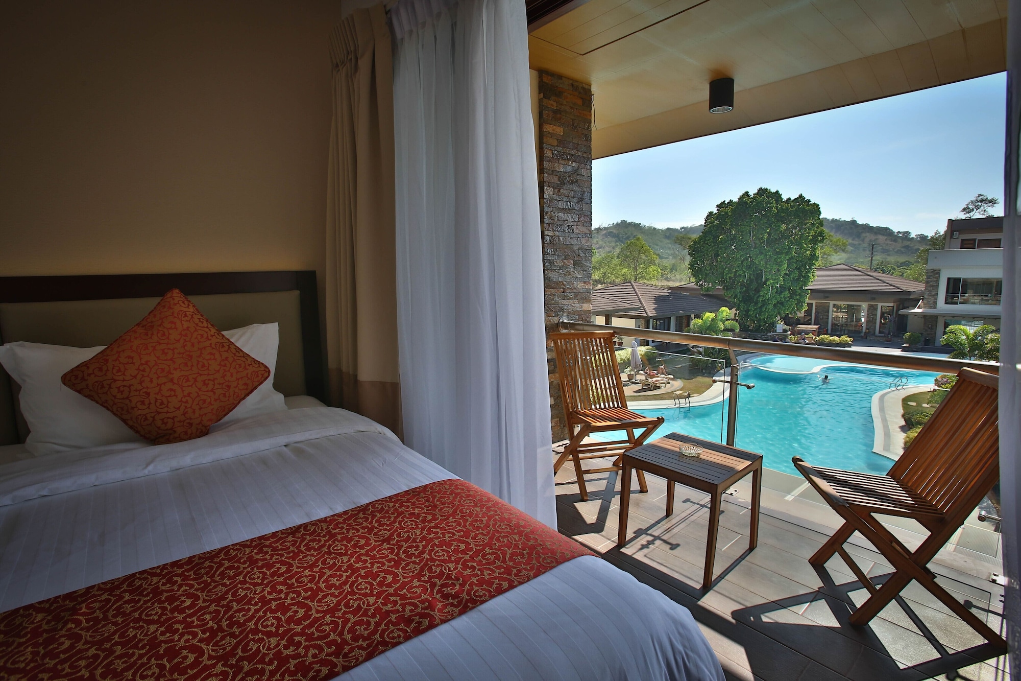 DELUXE, QUEEN BED, POOL VIEW