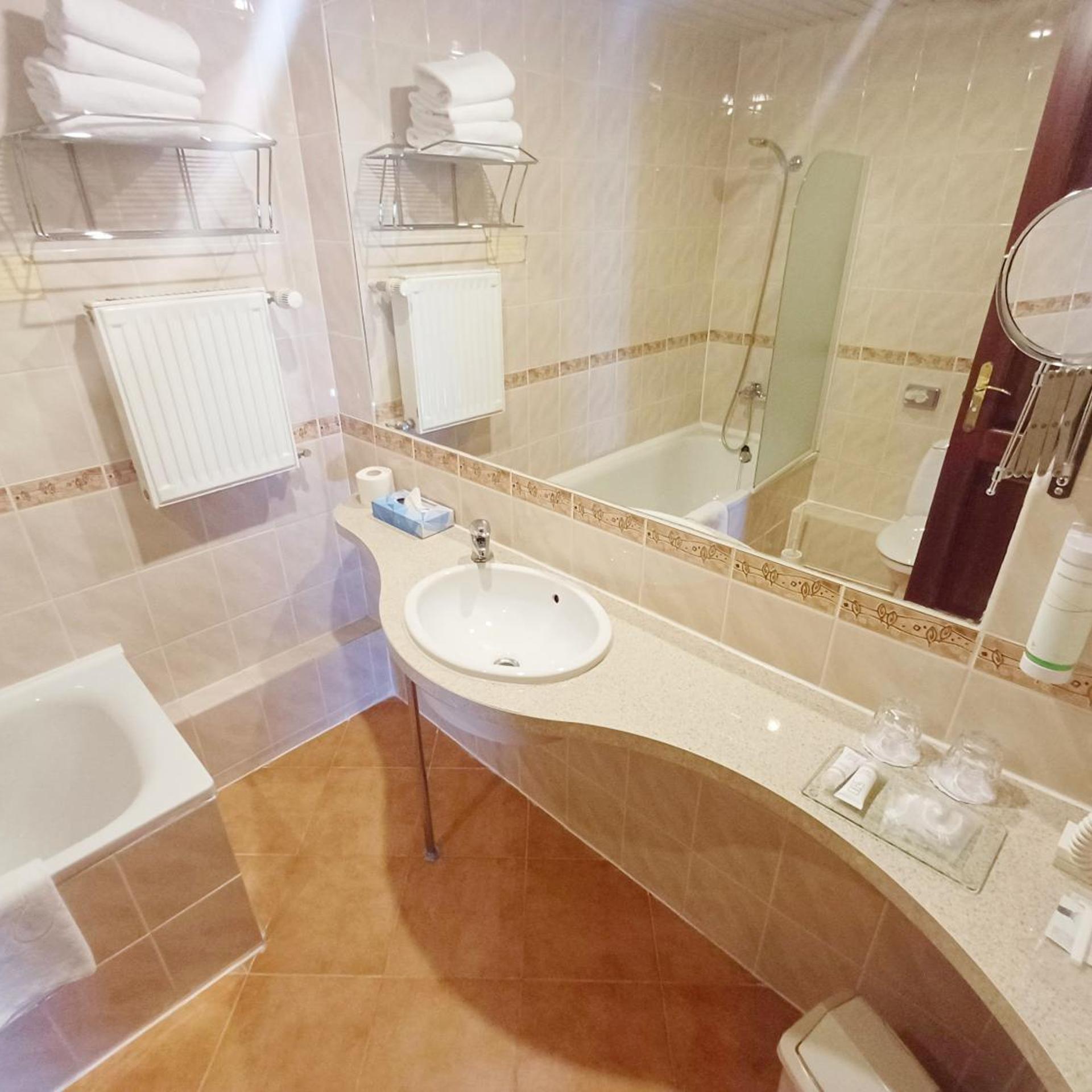 جناح جونيور، Pegasa Pils Hotel 6/6