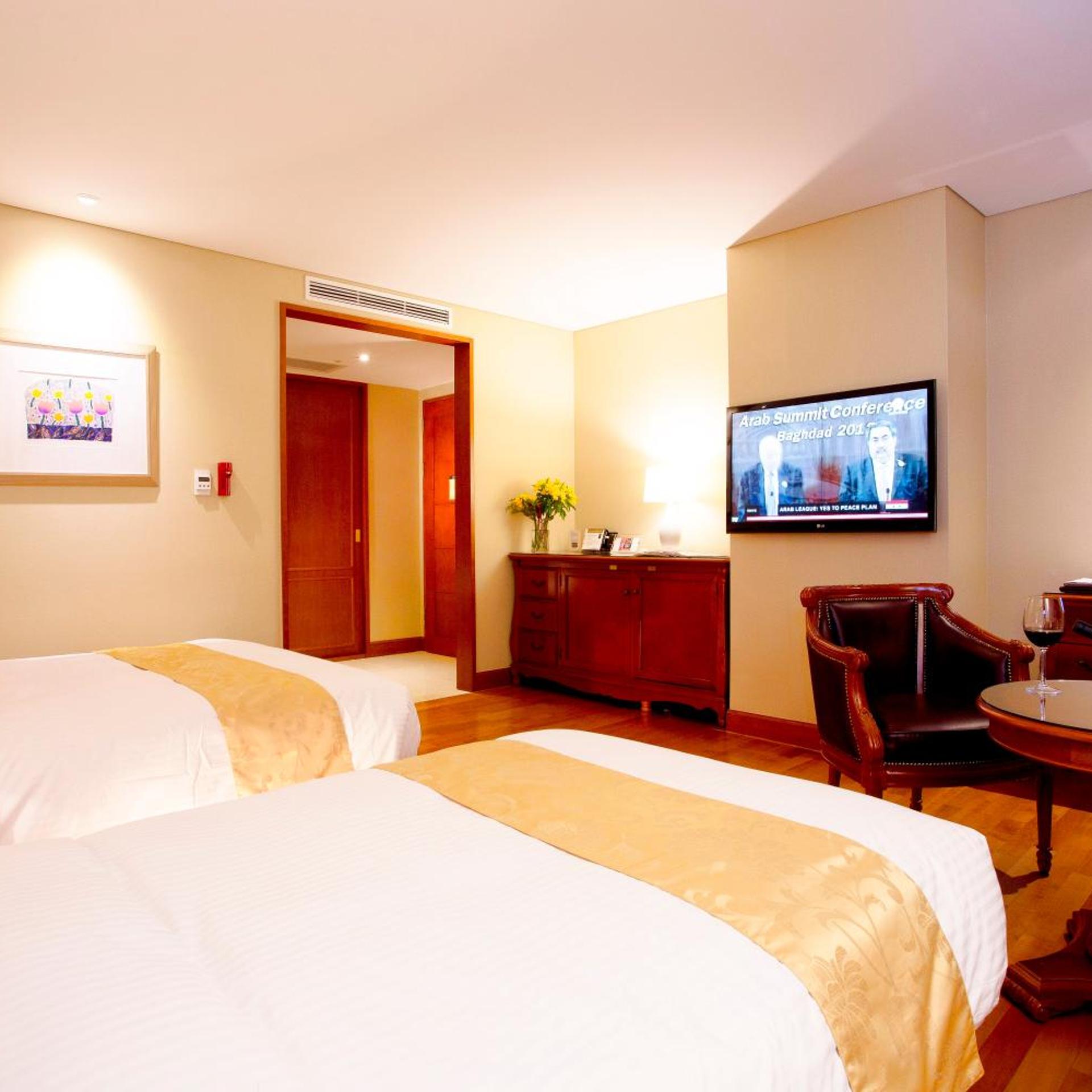 Deluxe, Twin Beds, Bathtub