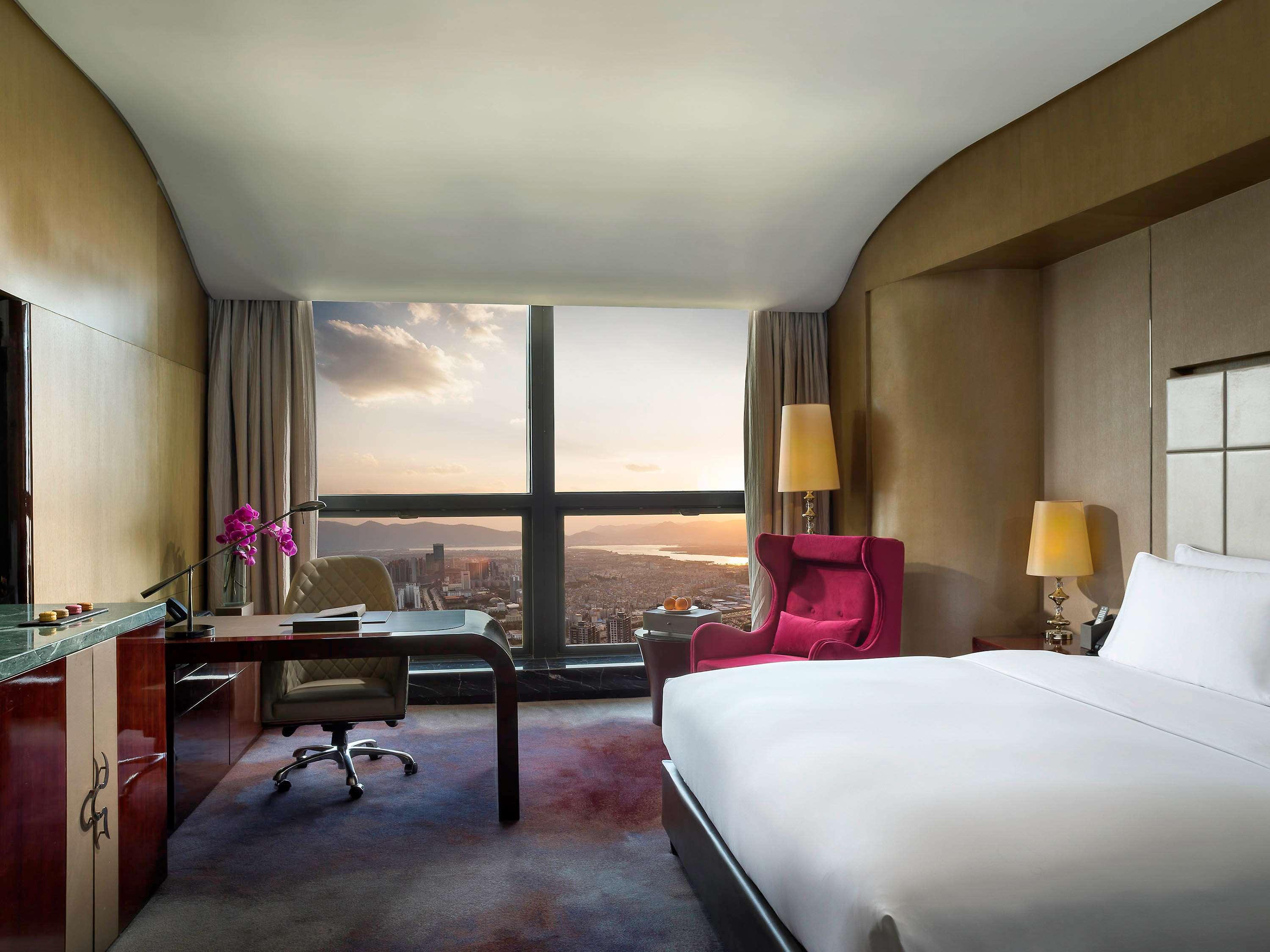 LUXURY, KING BED, LAKE VIEW, HIGH FLOOR