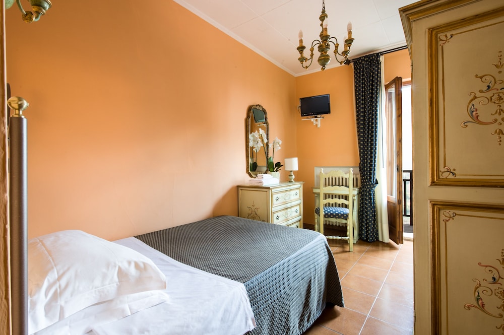 Room, Single, Queen Bed, Valley View, Balcony