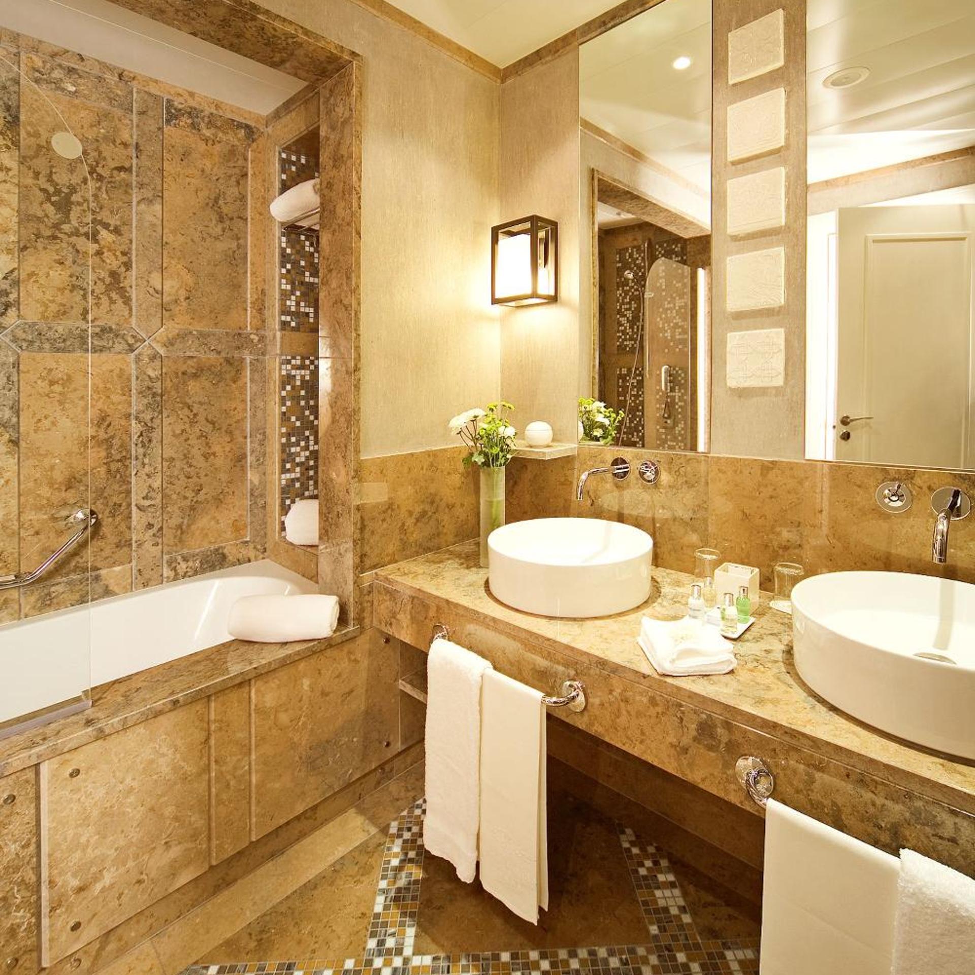 Seaview Retreat Double Room 2 pax، Grande Real Villa Italia Hotel and Spa 5/8