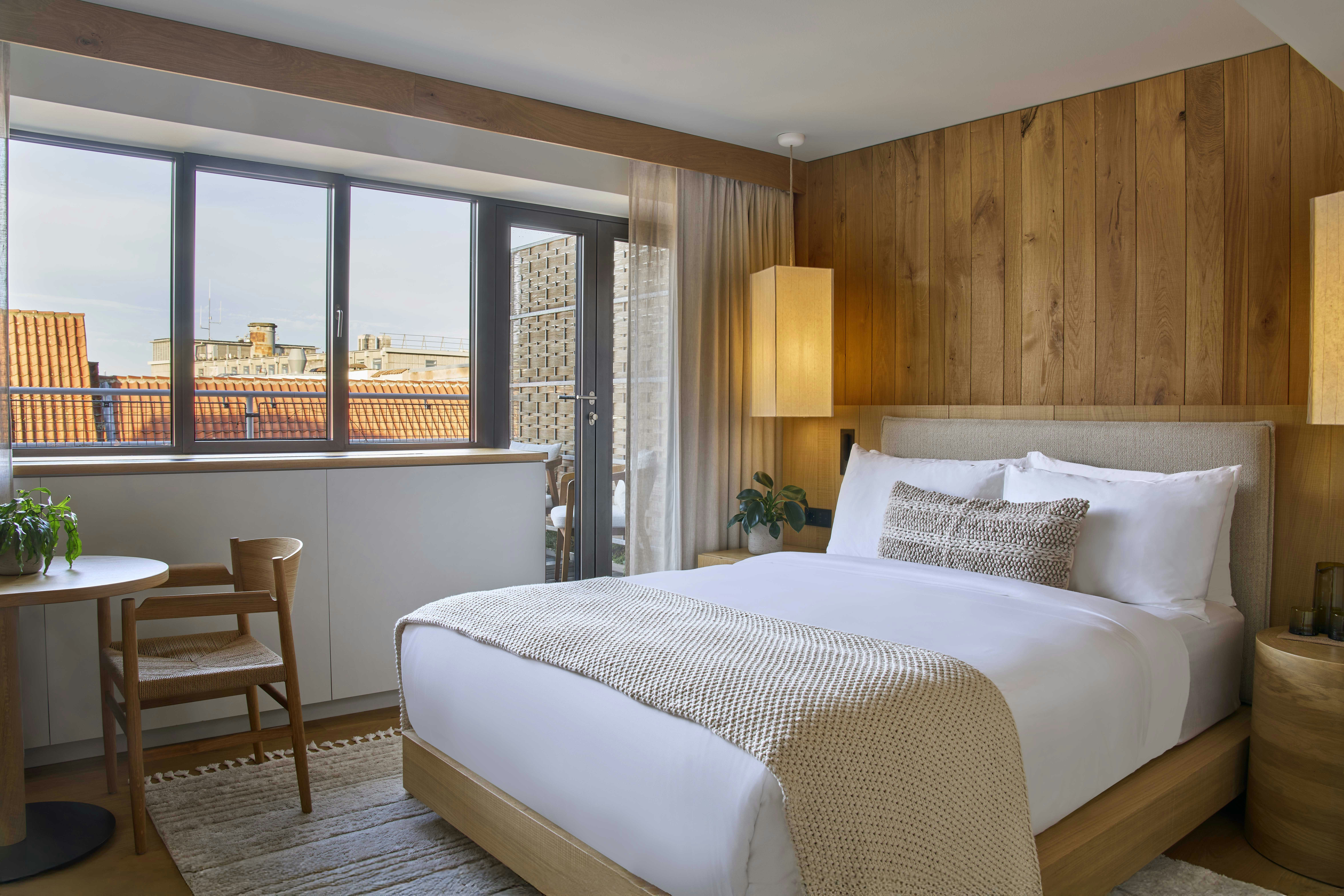Skyline, Queen Bed, Balcony