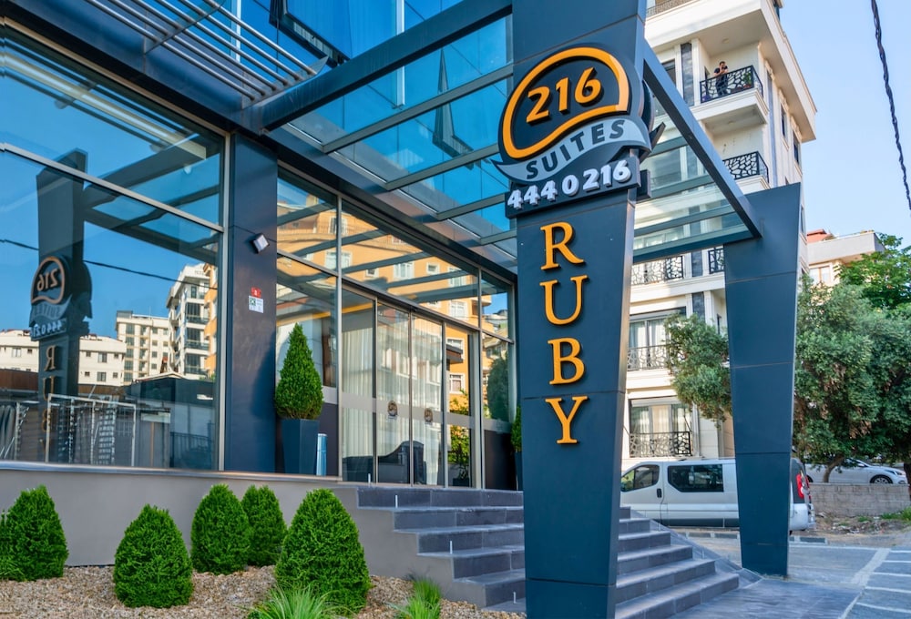 216 Ruby Suite 2/43