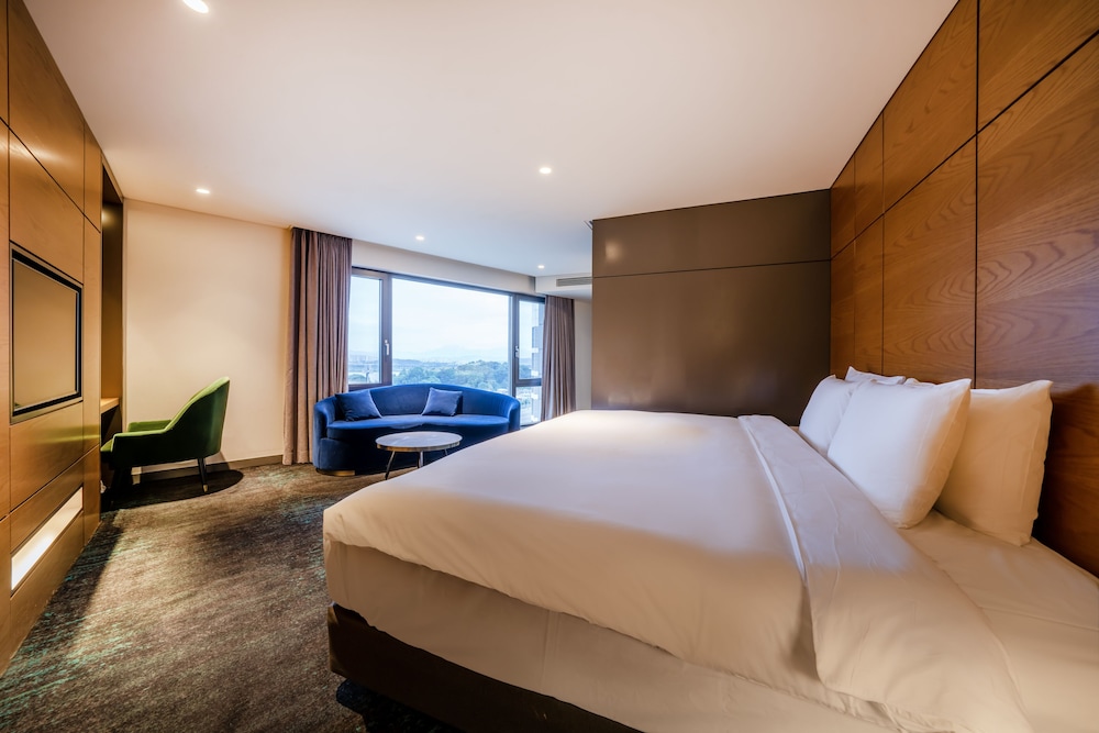 Suite, King Bed, Pool Deck, Corner