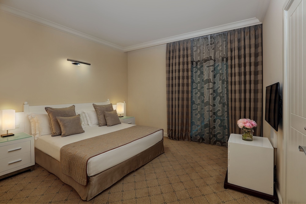 FAMILY SUITE, 3 QUEEN BEDS