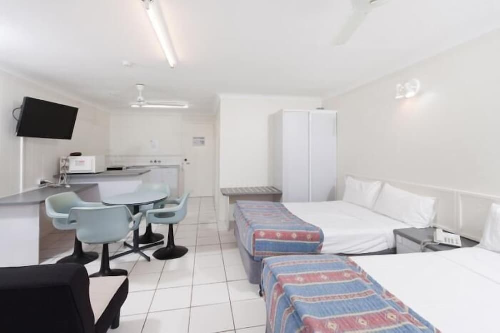 CAIRNS HOLIDAY LODGE 6/16