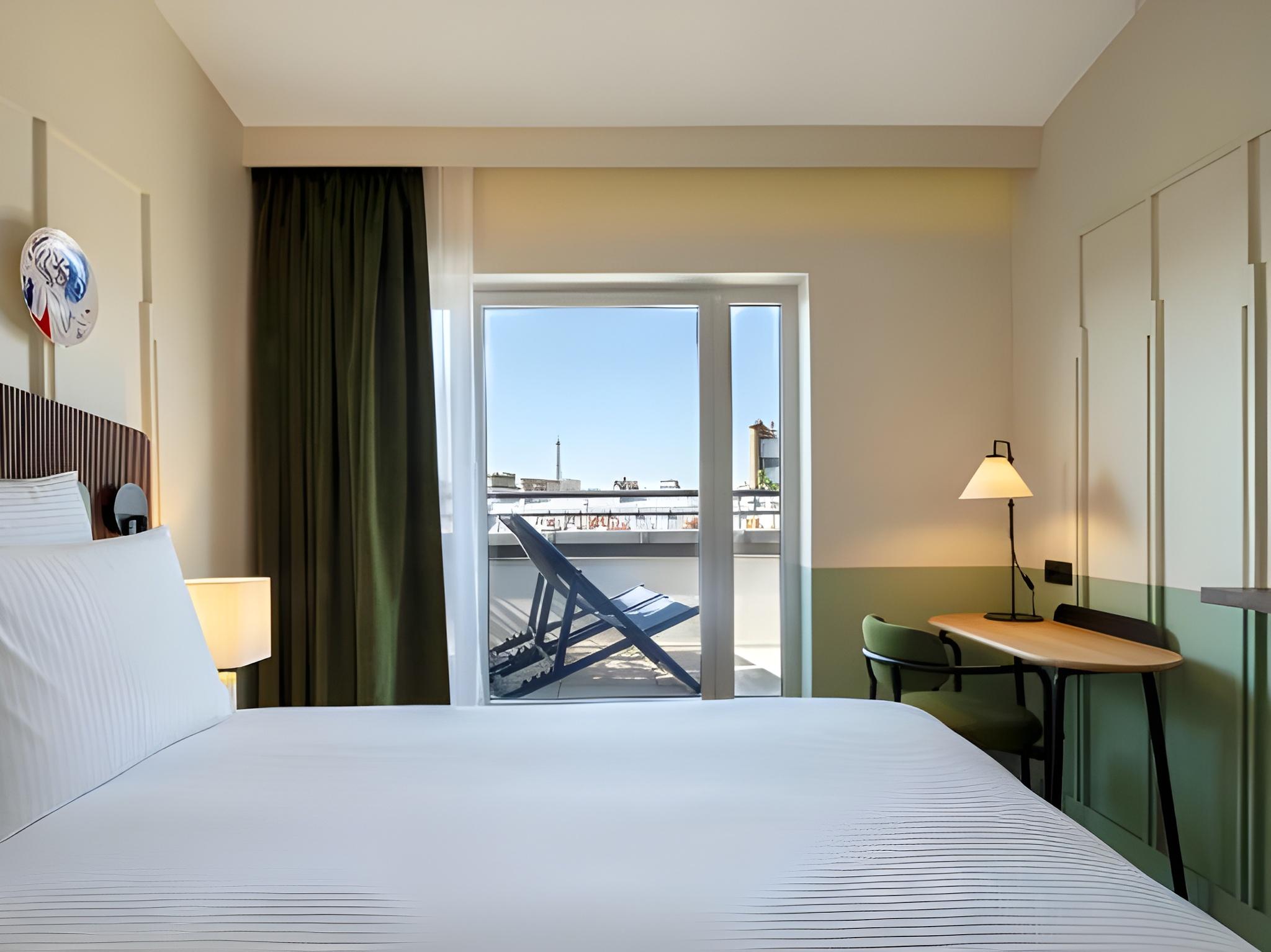 Suite, Queen Bed, Sofa