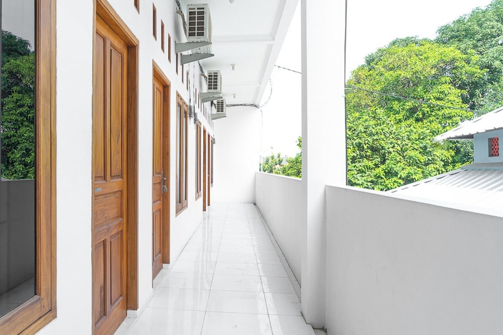 RedDoorz Syariah near Jatisampurna Hospital 5/17