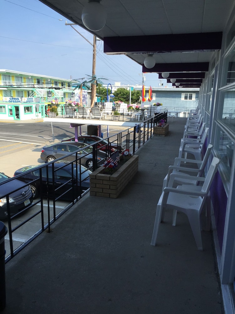 Monaco Motel 24/46