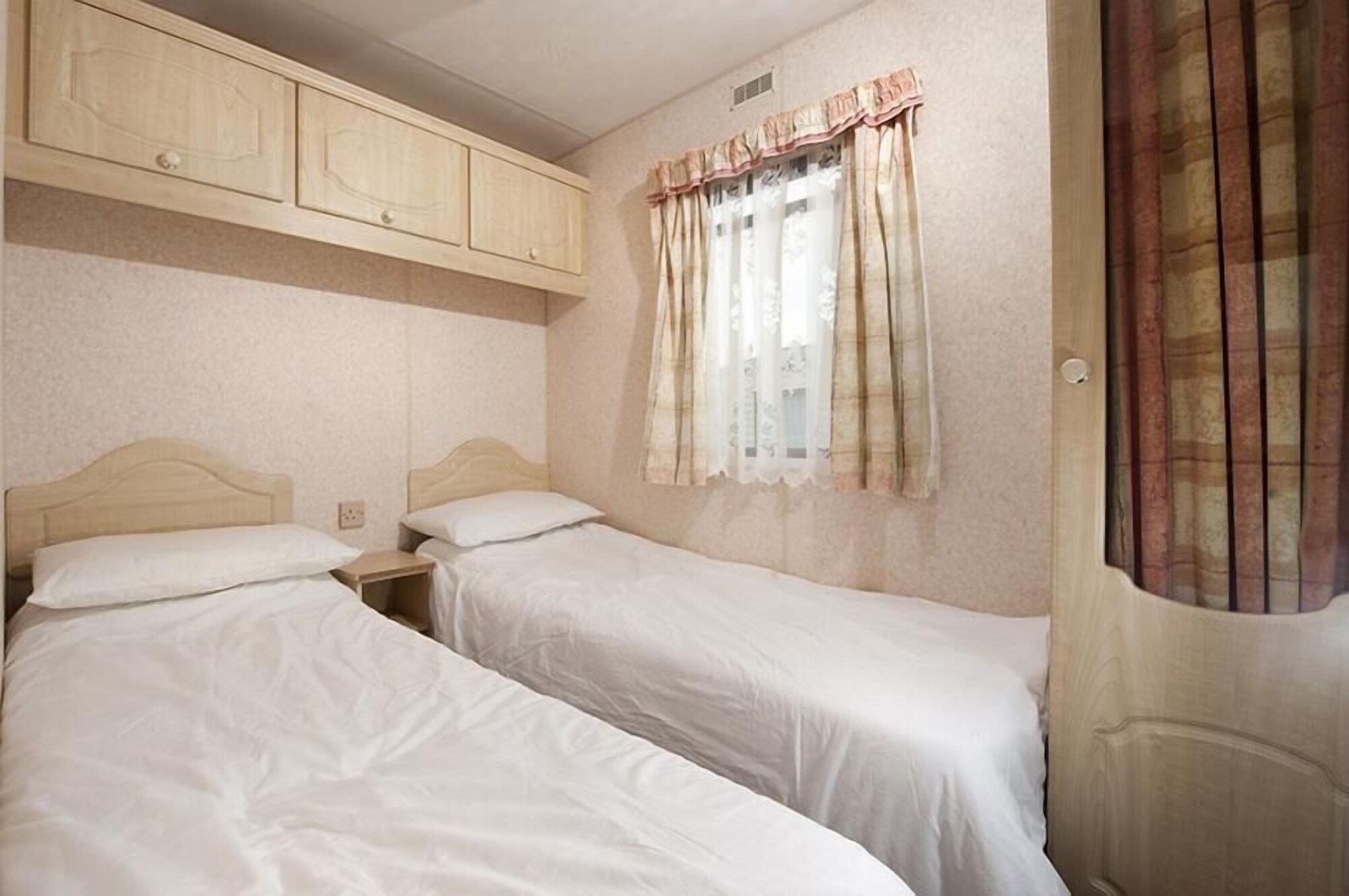 3 Bedrooms, Bronze, 4 Beds