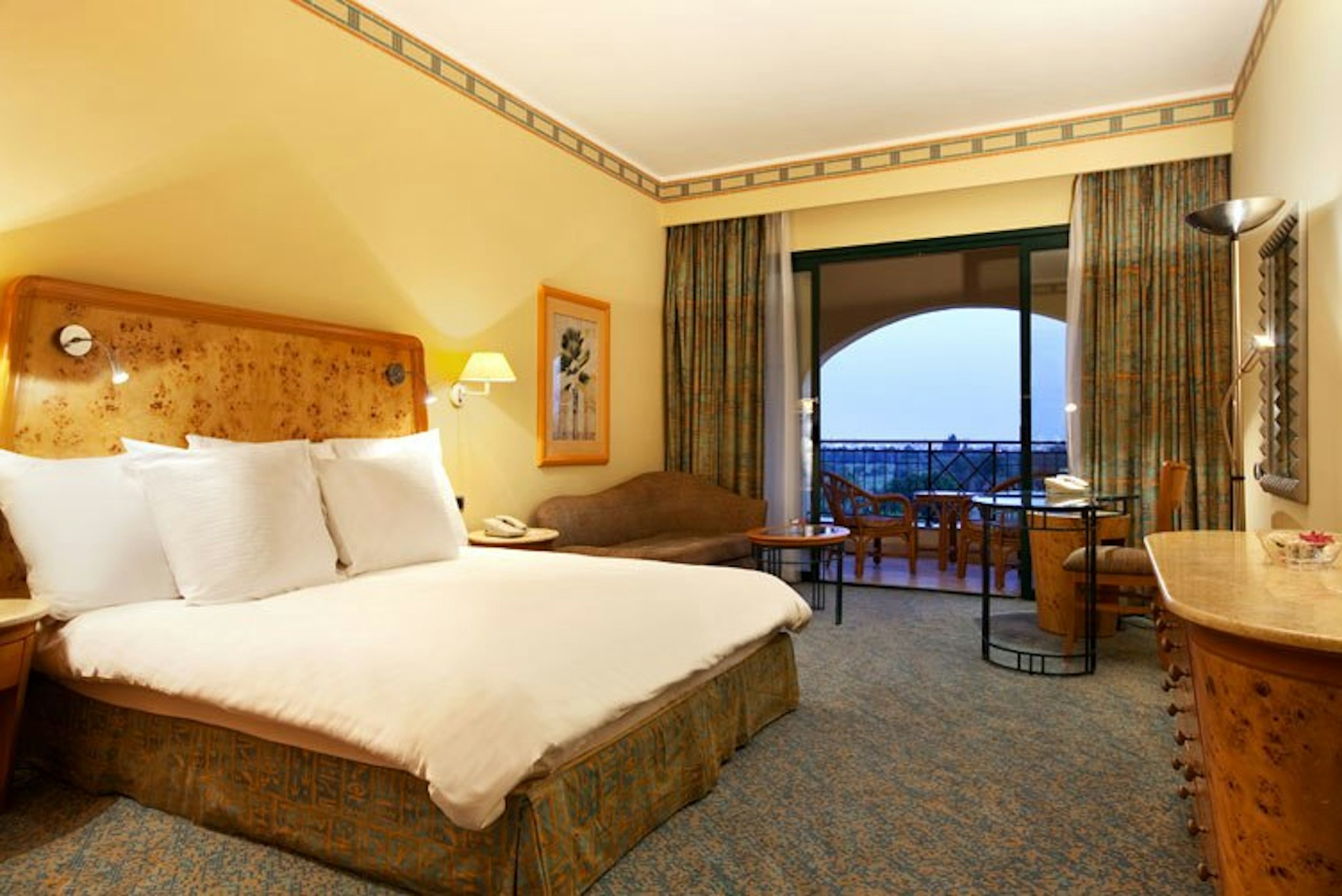 Room, King Bed, Pool Floor، Hilton Pyramids Golf Resort 3/5