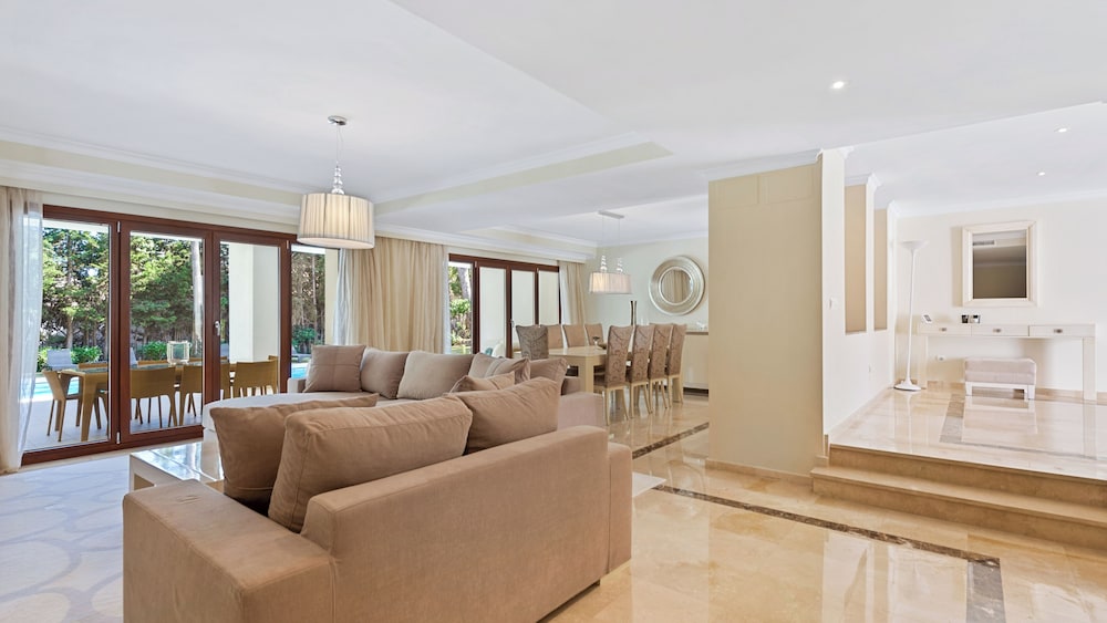 Host Villas & Suites 36/50