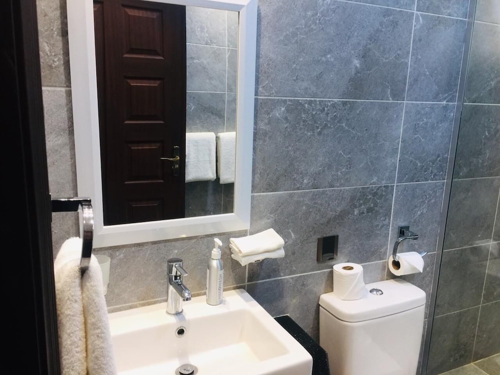 Fair Acres Boutique Hotel 70/71