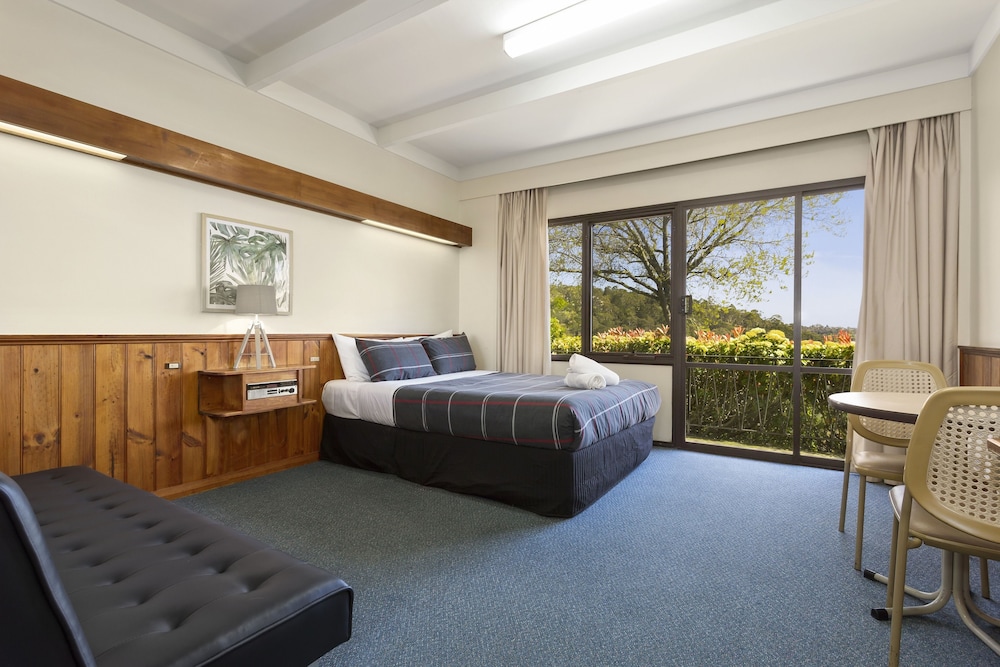 ROOM, DOUBLE OR TWIN BED