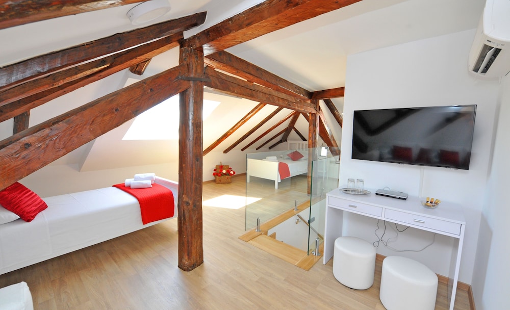 Nirvana Luxury Rooms 58/82