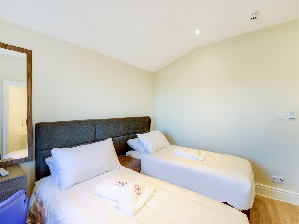 The Gissons Hotel 8/50