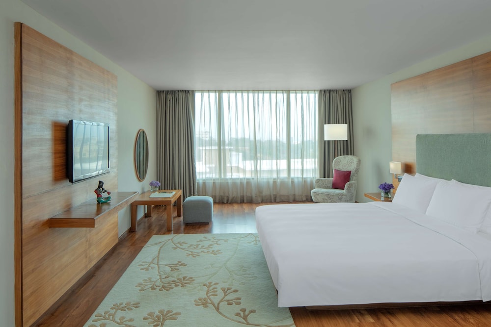 Radisson Blu Plaza Hotel Hyderabad Banjara Hills 24/73