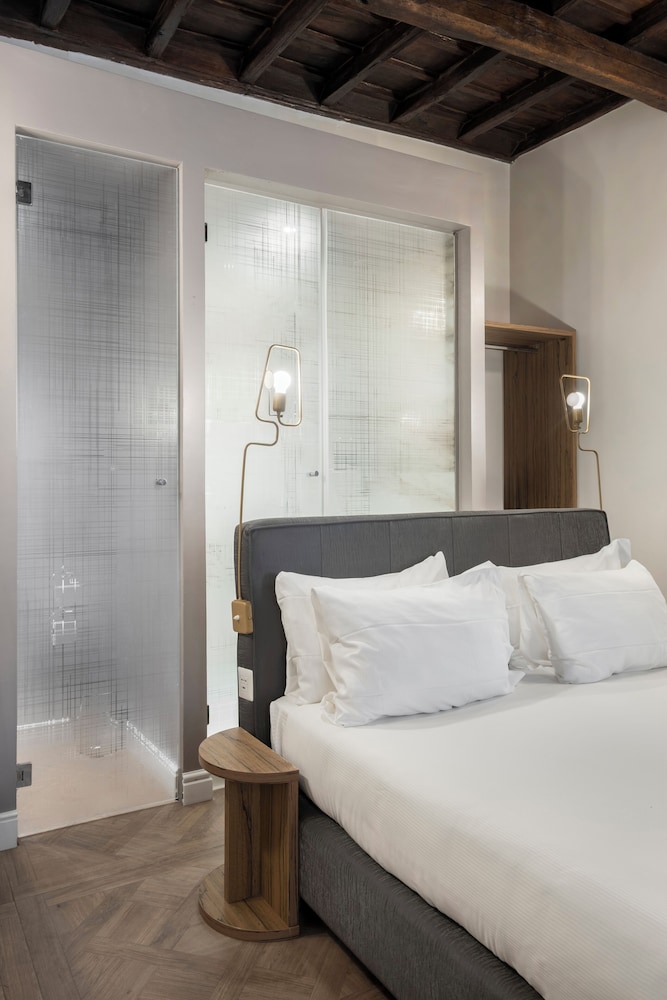 DELUXE, SINGLE BED