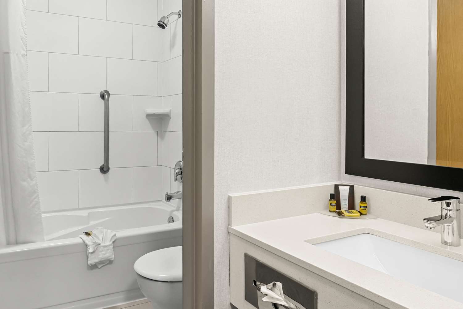 Room, Queen Bed, Sofa, Pet Friendly, Kitchenette