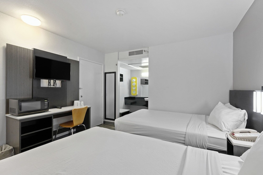 Motel6 Oceanside, CA 33/62