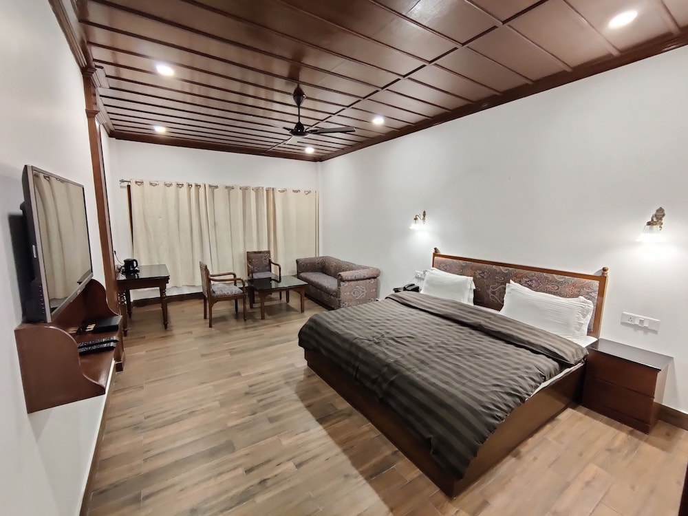 HOTEL HIMALAYAN CLUB 16/48