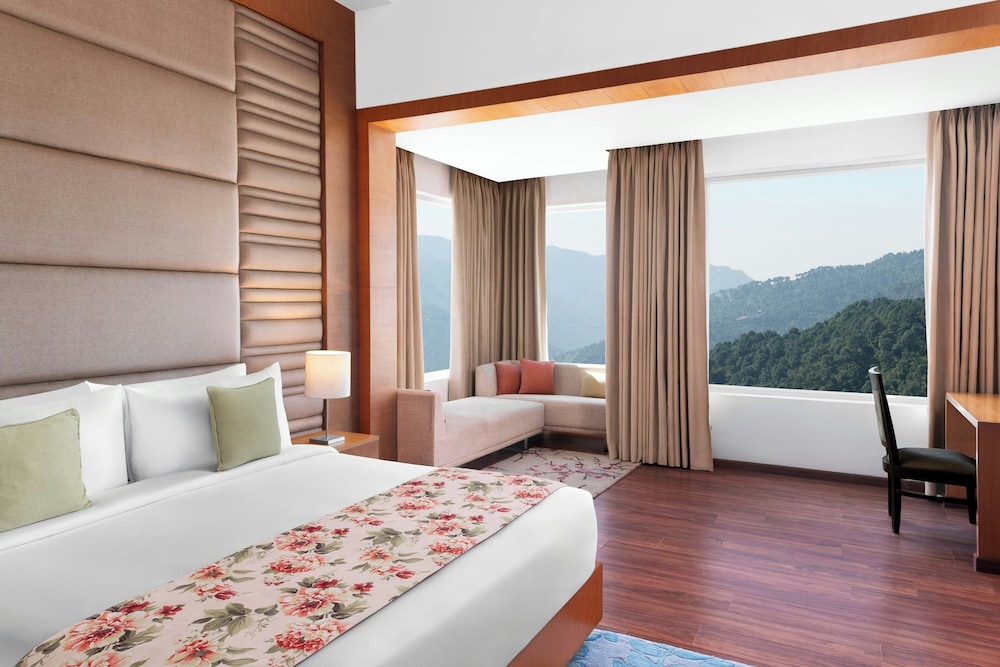 Classic, Suite, King Bed, Mountain View