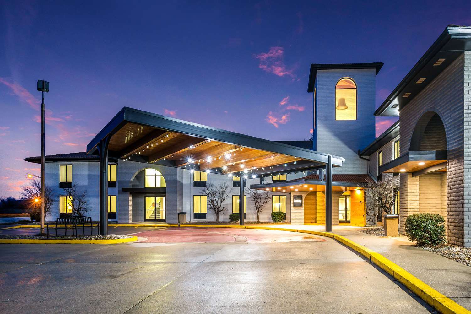 Clarion Pointe Richmond North near University 24/27