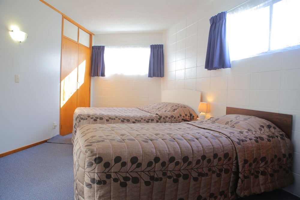 Motel Six 12/55
