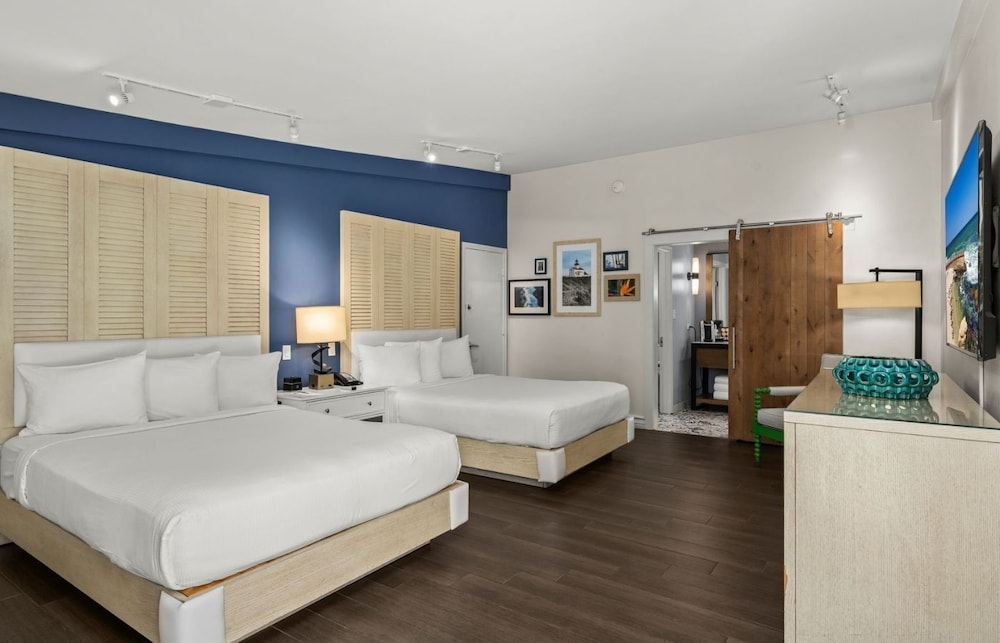 STANDARD, 2 QUEEN BEDS