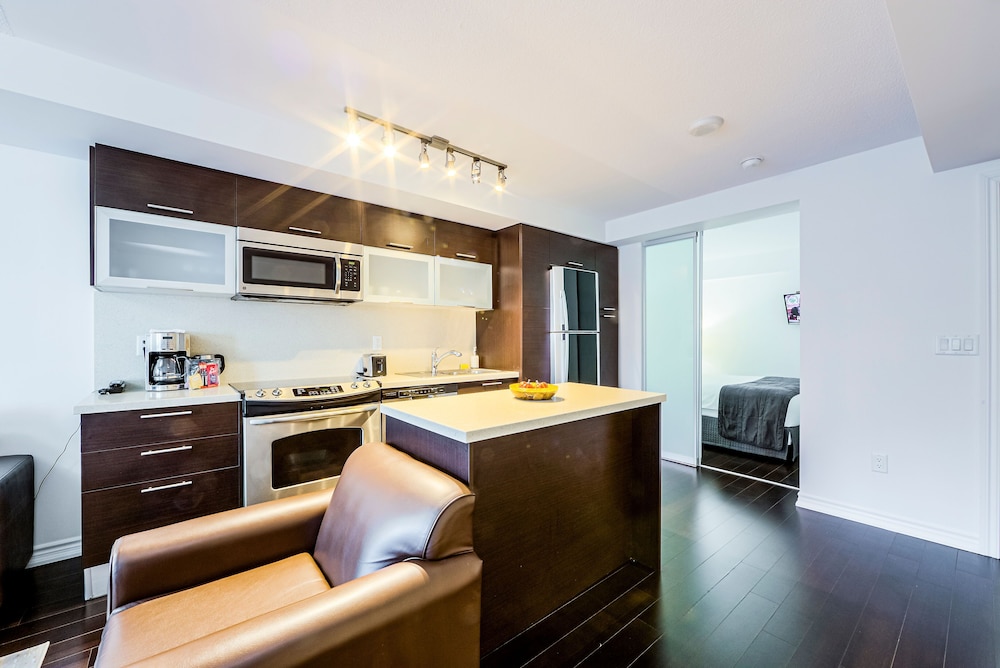Canada Suites on Bay 8/50