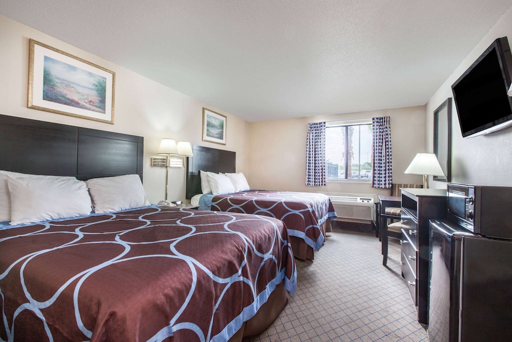 Super 8 by Wyndham Cleveland TX 11/29