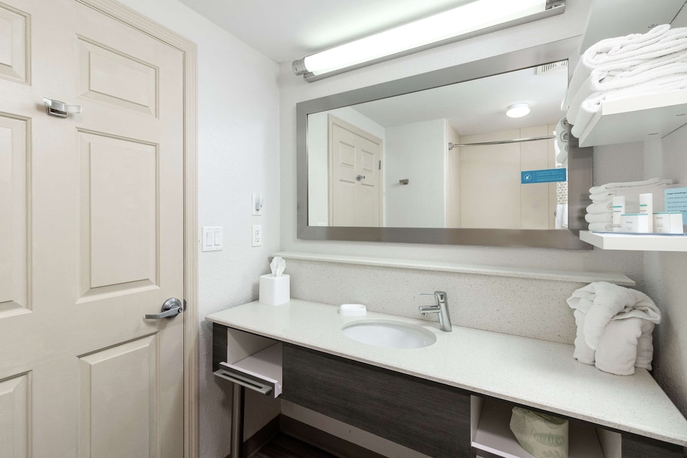 Hampton Inn Daytona Beach Shores 17/45