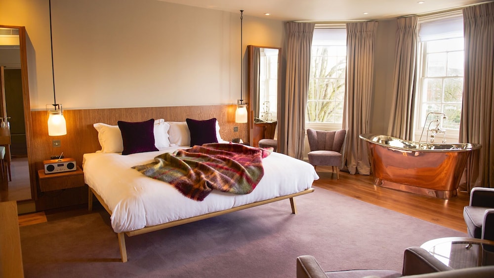 ROOM, KING BED, RIVER VIEW