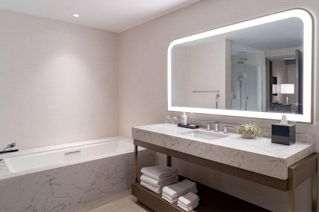 1 Bedroom, Suite, King Bed, Resort View, Sofa, Balcony, High Floor، JW Marriott Clearwater Beach Resort & Spa 2/2