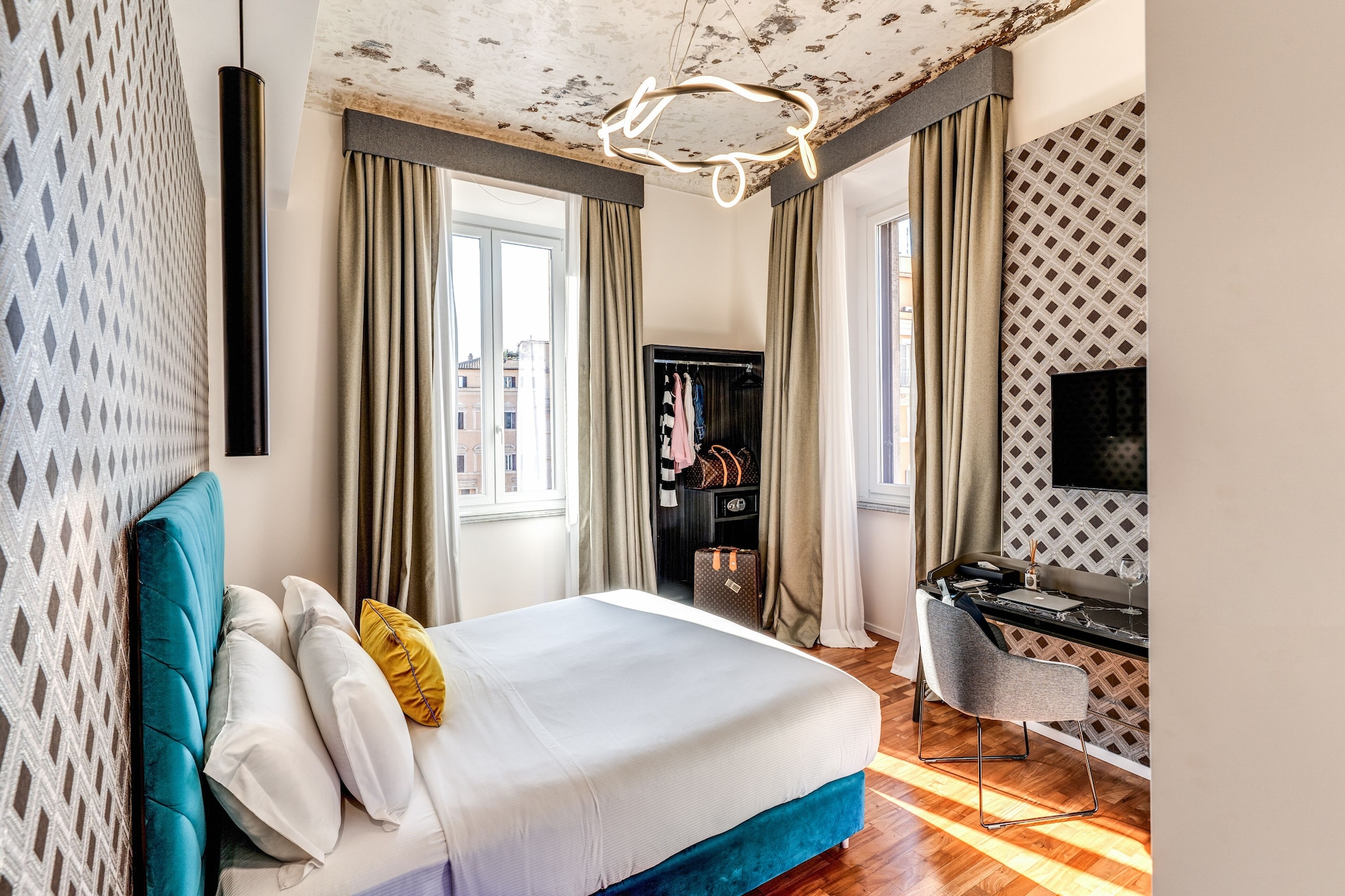 ROOM, KING BED