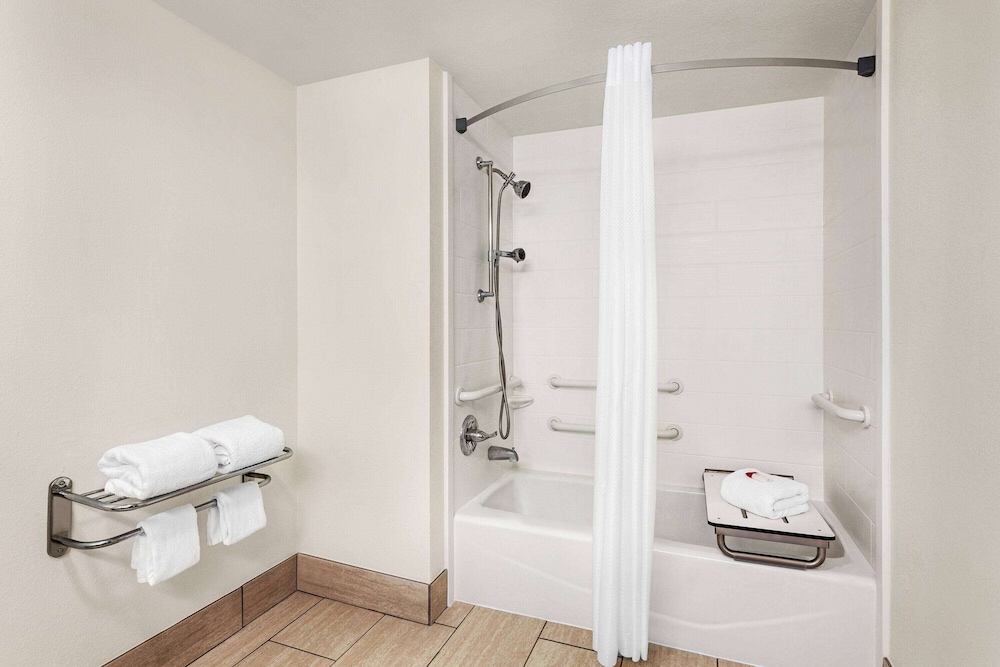 Ramada by Wyndham San Antonio Near SeaWorld/Lackland AFB 28/63