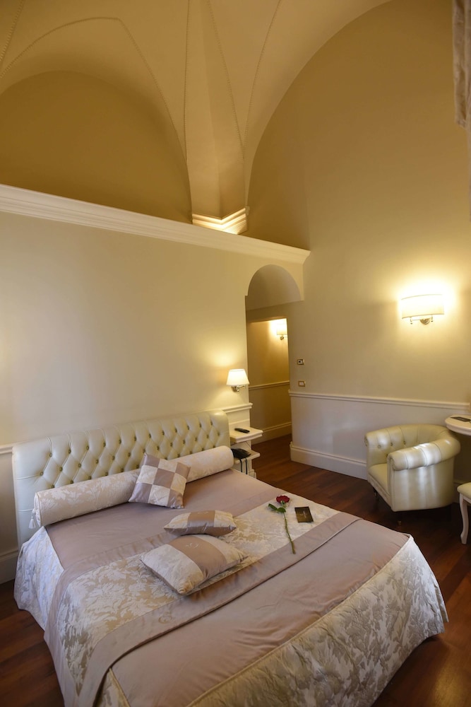 Suite Hotel Santa Chiara 19/50