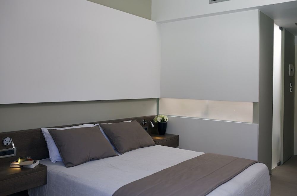 Superior, King Bed, Small Balcony, Angela Downtown Hotel 2/4