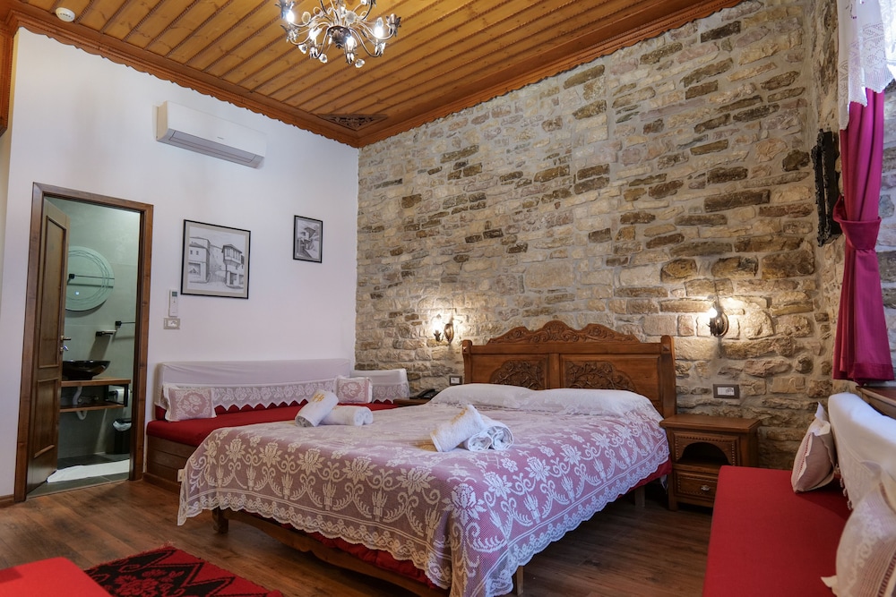 Bineri Hotel Gjirakastra 32/52