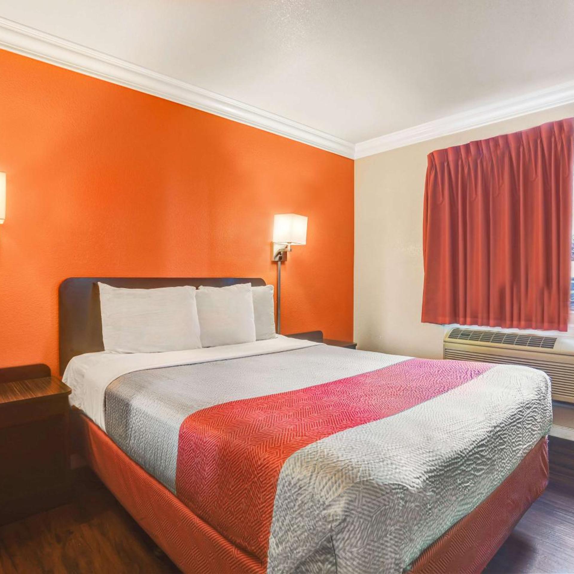 1 Queen Bed - Mob Acc RI Shwr Nsmk Micfridg