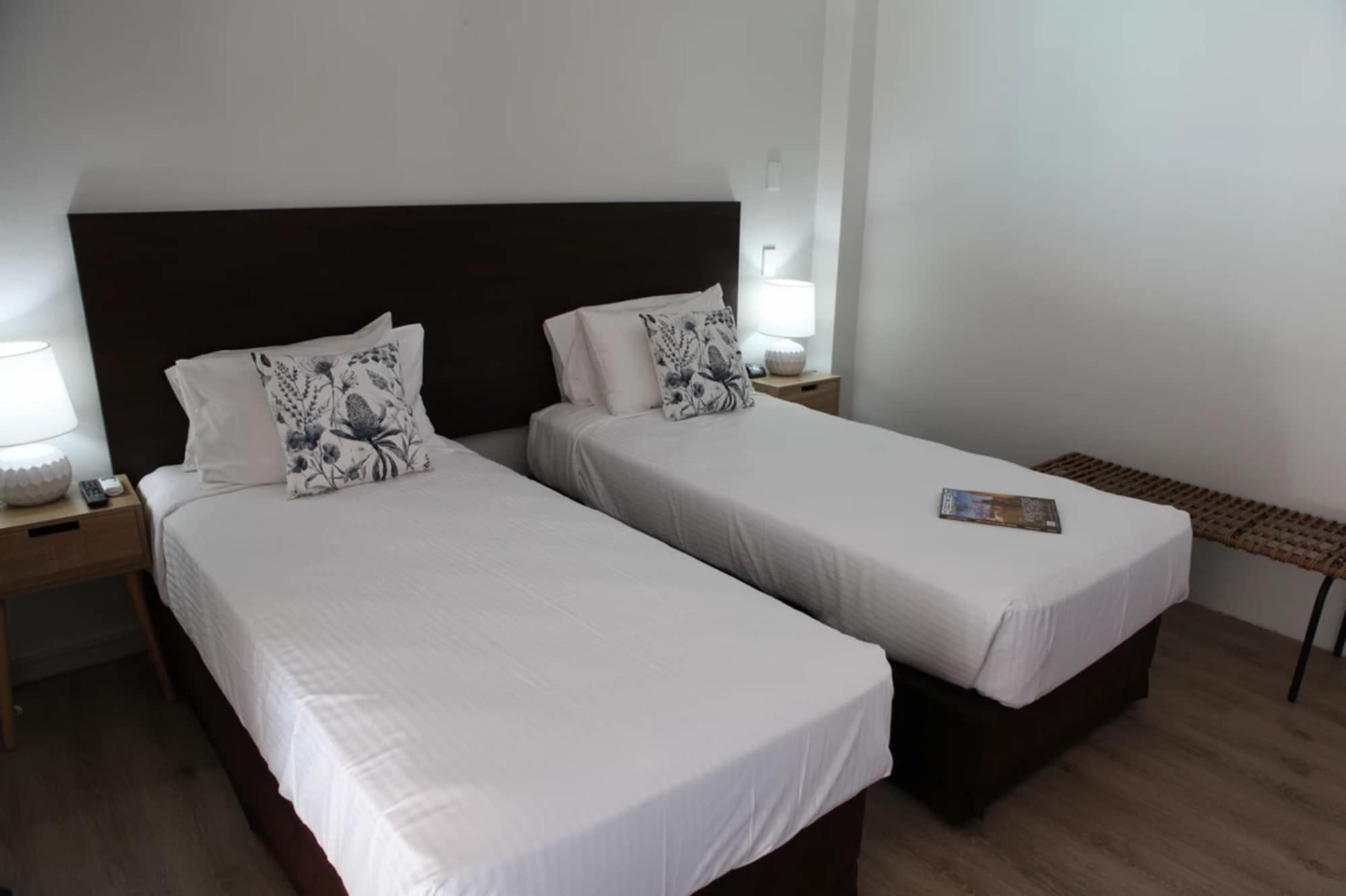 STUDIO, TWIN BEDS
