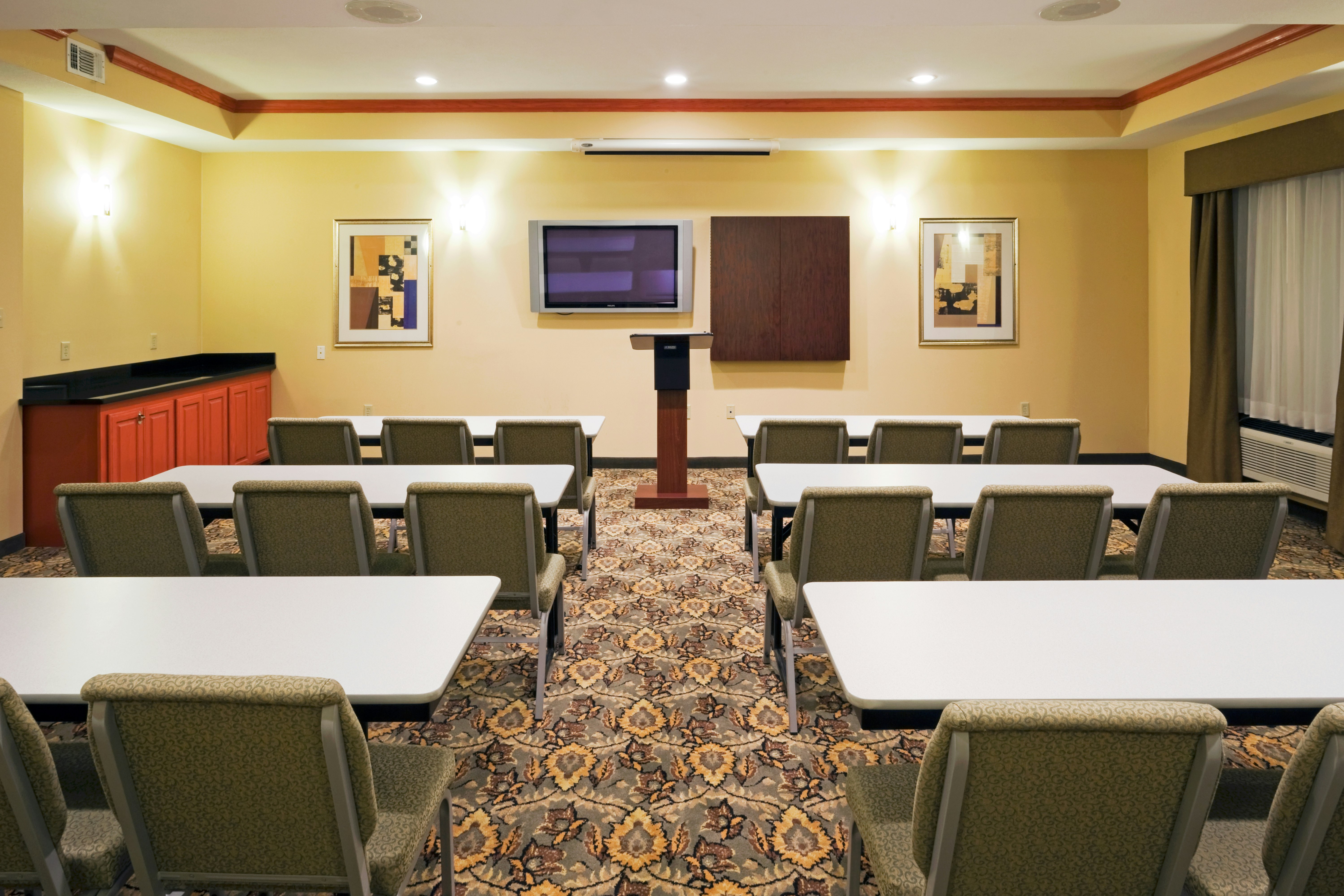 Holiday Inn Express Hotel Suites Fairfield North 56/63