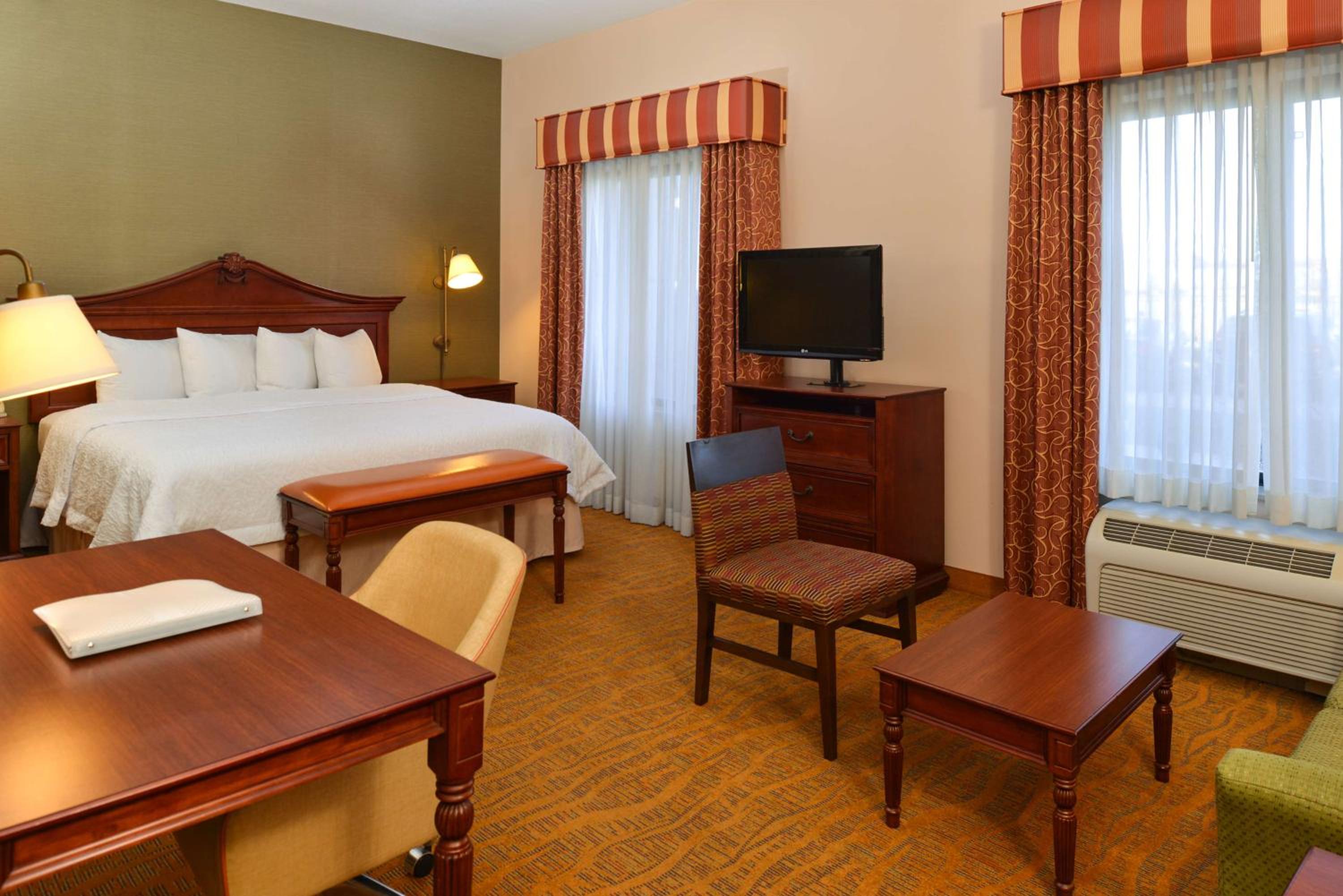 STUDIO, SUITE, KING BED, SOFA
