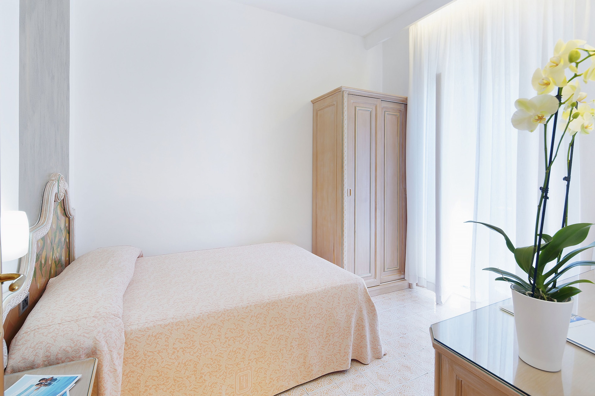 ROOM, SINGLE, PARTIAL SEA VIEW