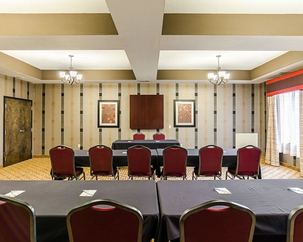 Comfort Inn & Suites Lawrence - University Area 48/49