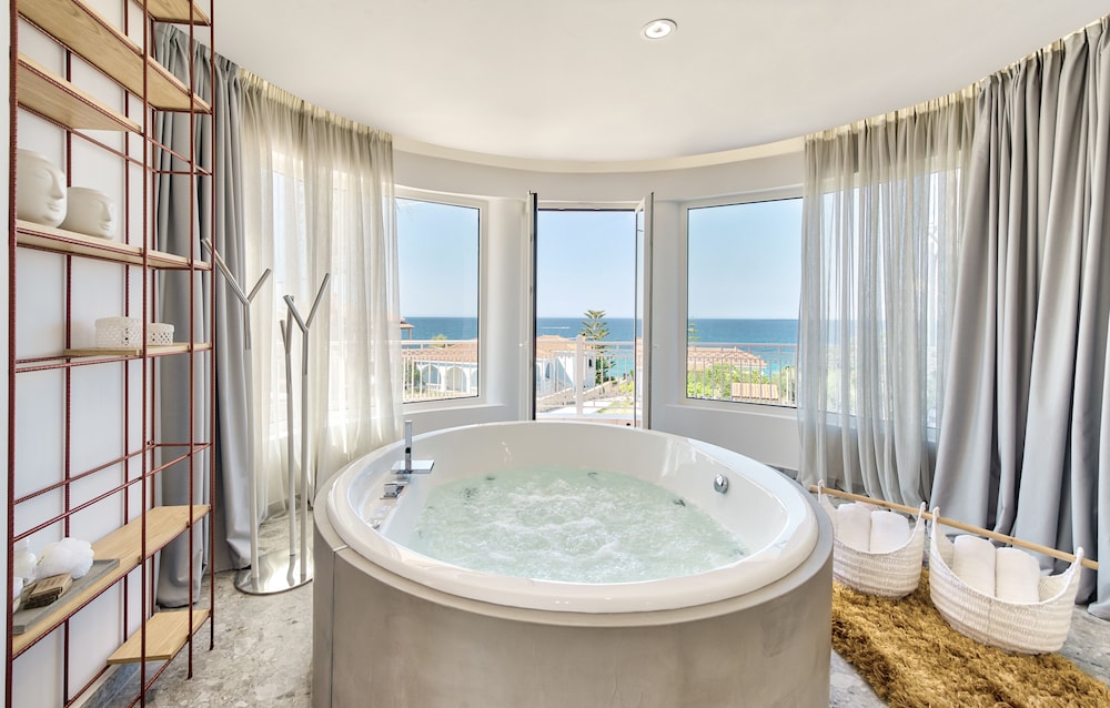 Arkadia Luxury Hotel Apartments 25/50