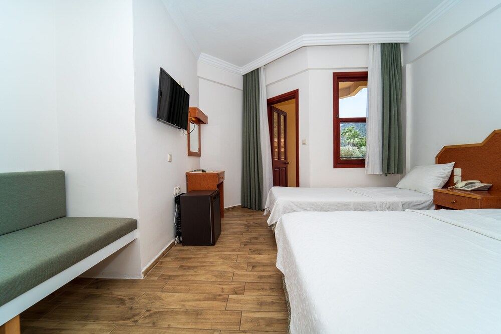 Belcehan Beach Hotel 10/34