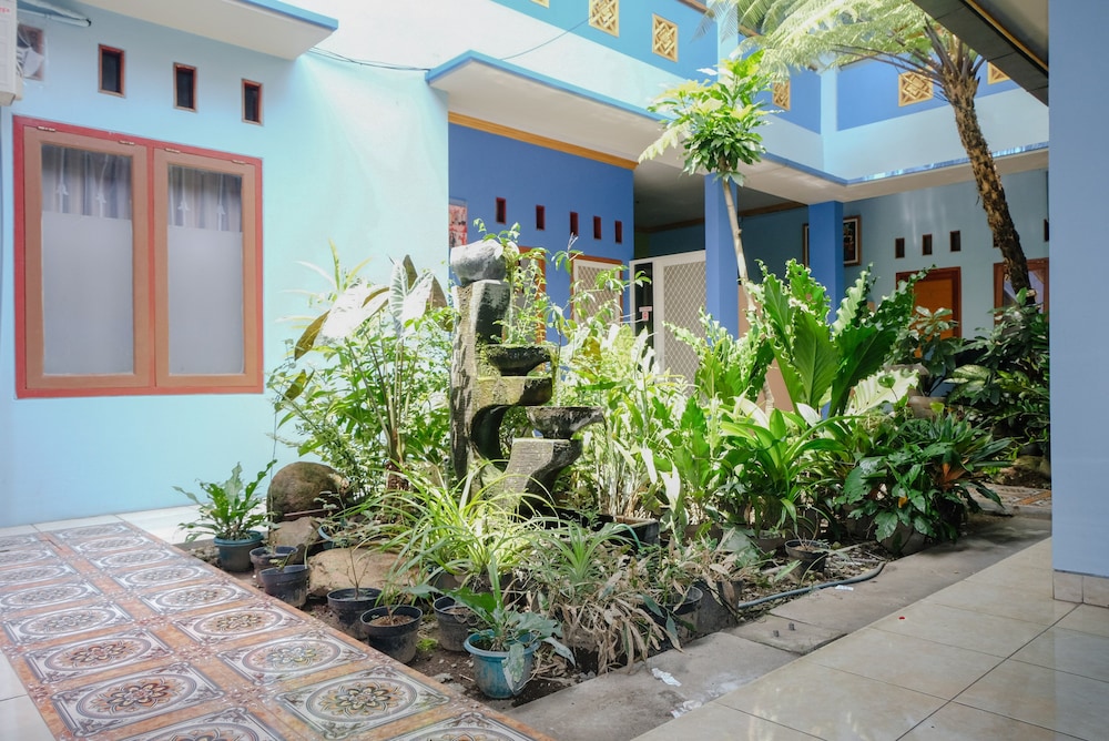 Hotel O Guest House Amalia Malang 7/52